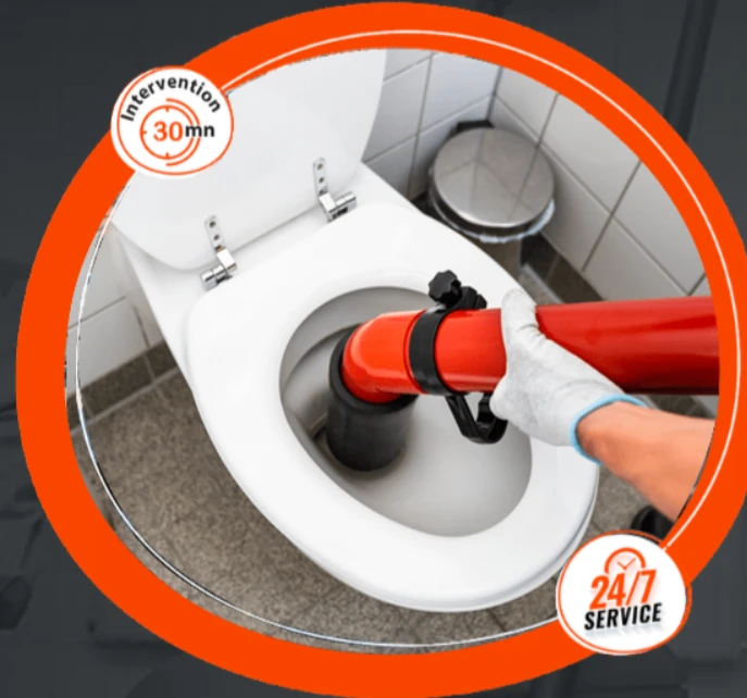 Homme en uniforme bleu avec casquette souriant près d'un fourgon commercial gris, poussant un chariot de nettoyage professionnel équipé de seaux rouge et bleu, produits chimiques et panneau de signalisation sol mouillé