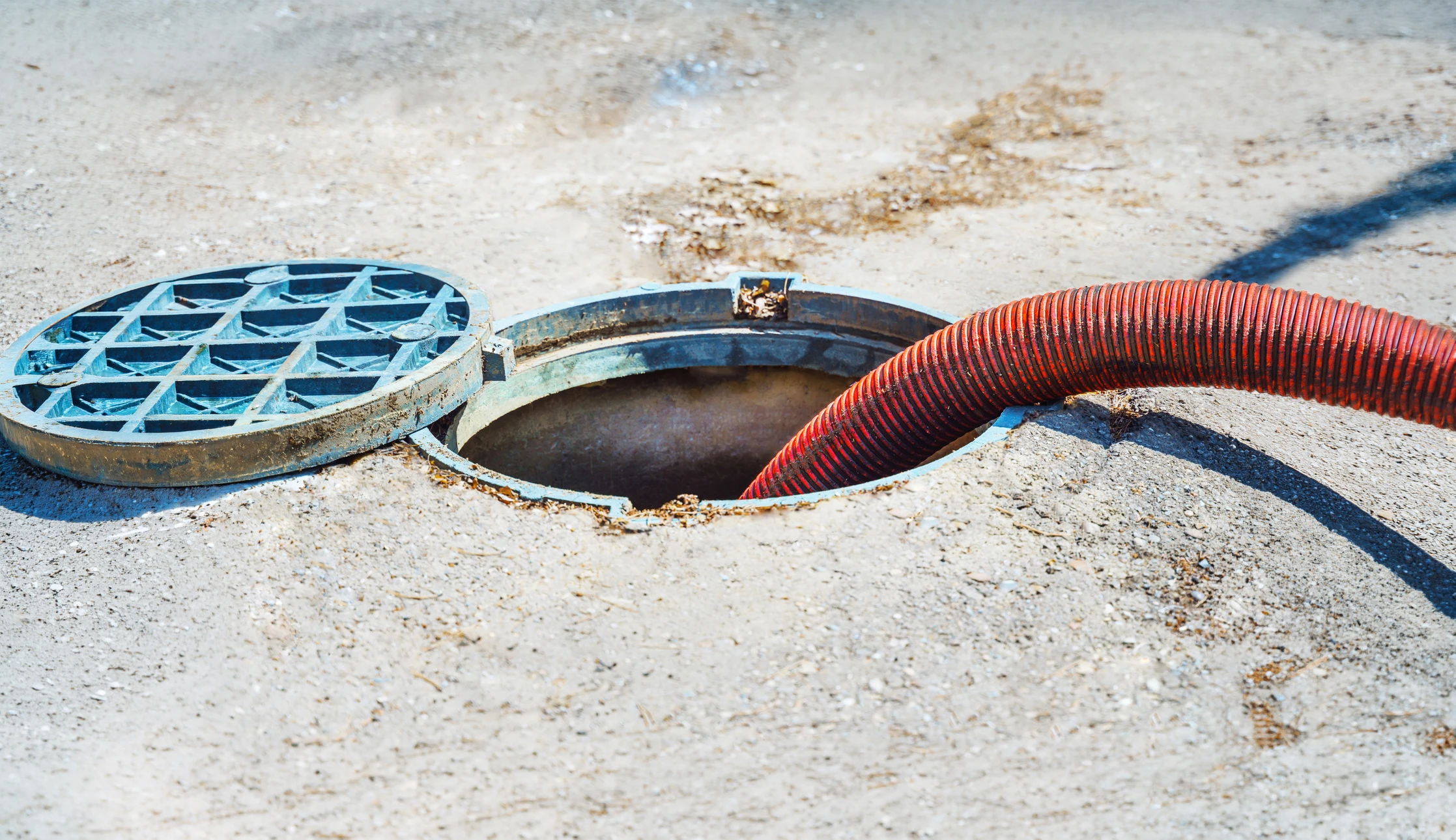 Plombier professionnel intervenant sur canalisation bouch&eacute;e dans salle de bain
