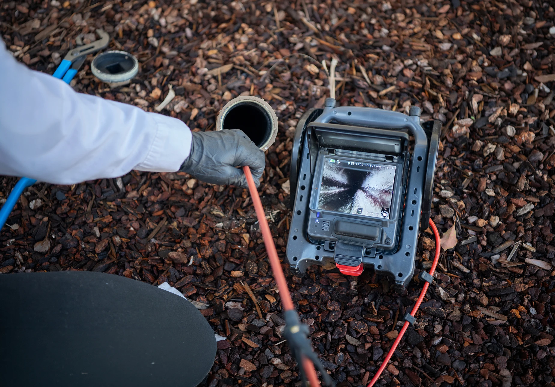 Nettoyage avant de la maison, nettoyage à l'aide d'un système de vidange à haute pression
