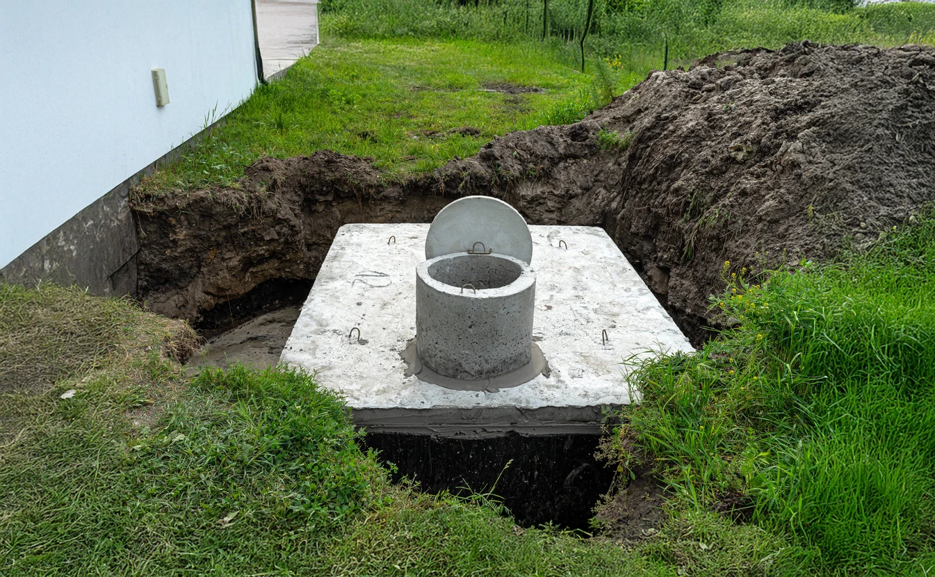 Reconstruction du système d'assainissement souterrain dans une rue de la ville au printemps