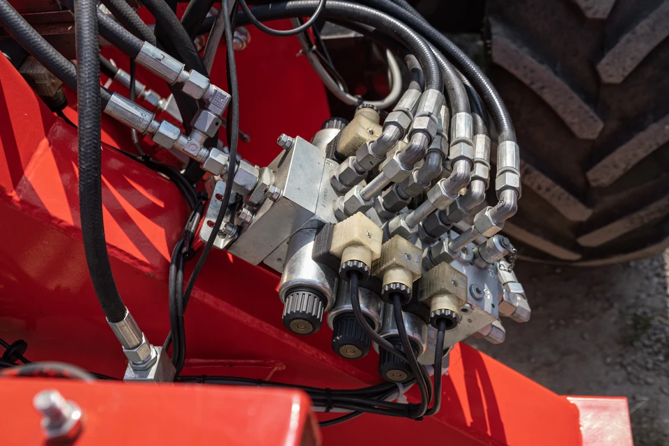 Eau claire coulant d'un robinet dans un récipient transparent, créant des éclaboussures et des bulles d'air visibles sous la surface