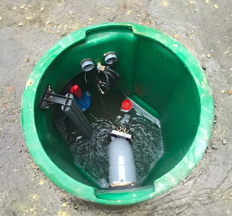 Mécanicien automobile travaillant sous un véhicule surélevé dans un garage professionnel, effectuant des réparations avec outillage spécialisé